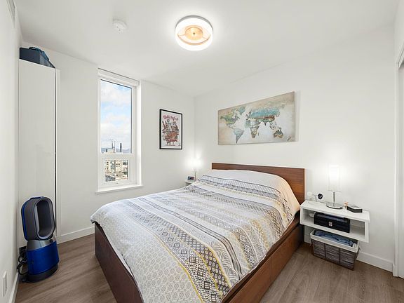 2nd image of 823 Carnarvon St #1705