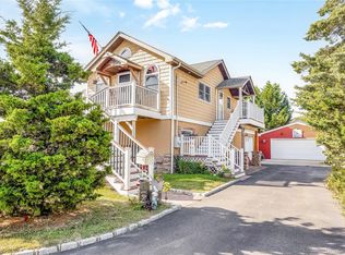 769 S Hickory St, Lindenhurst, NY 11757