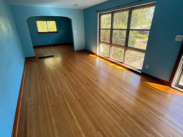 1501 Akins Dr — Photo 3