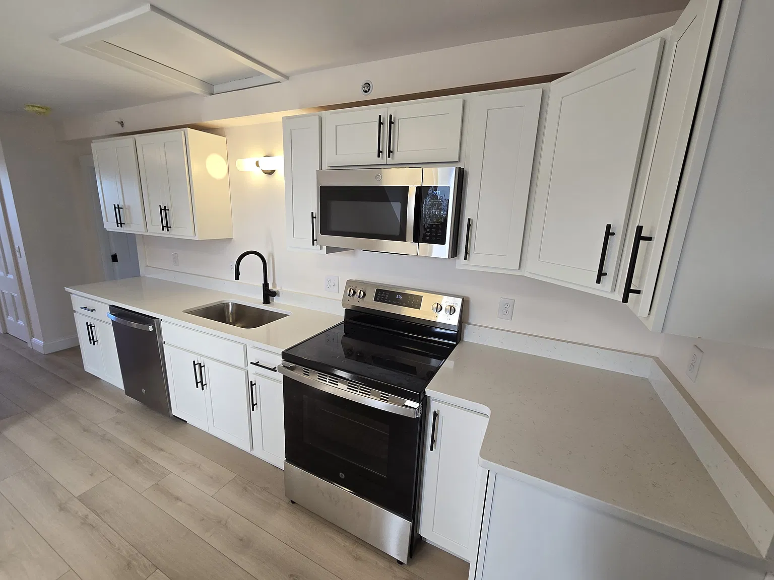 2 bed, 842 sqft, $2,600 — Photo 2