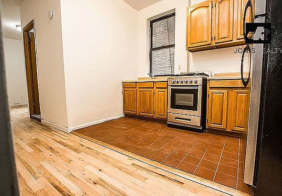 4th image of 119 Saint Marks Pl APT 7