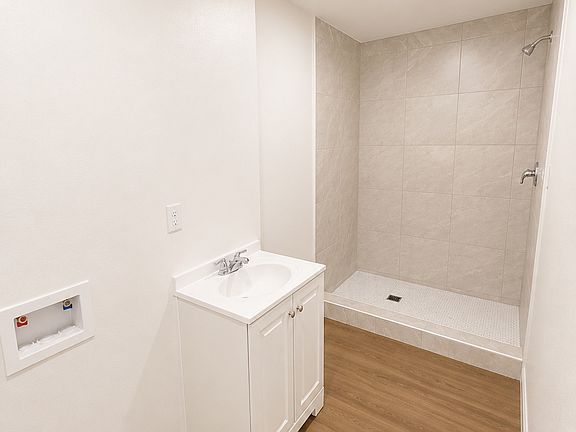 4th image of 8426 Greenpoint Ave #B