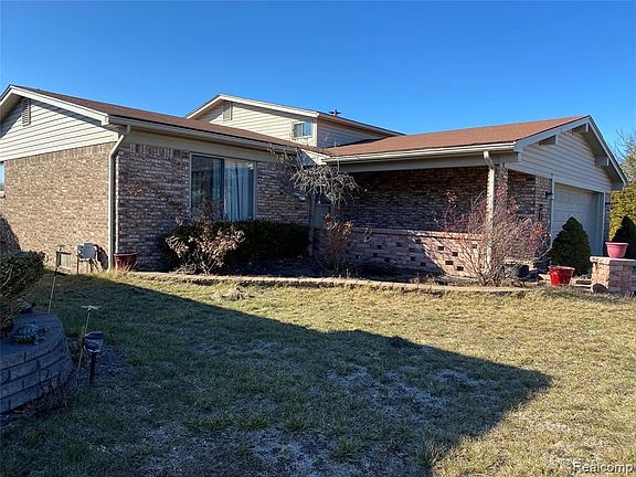 4th image of 43017 Freeport Dr