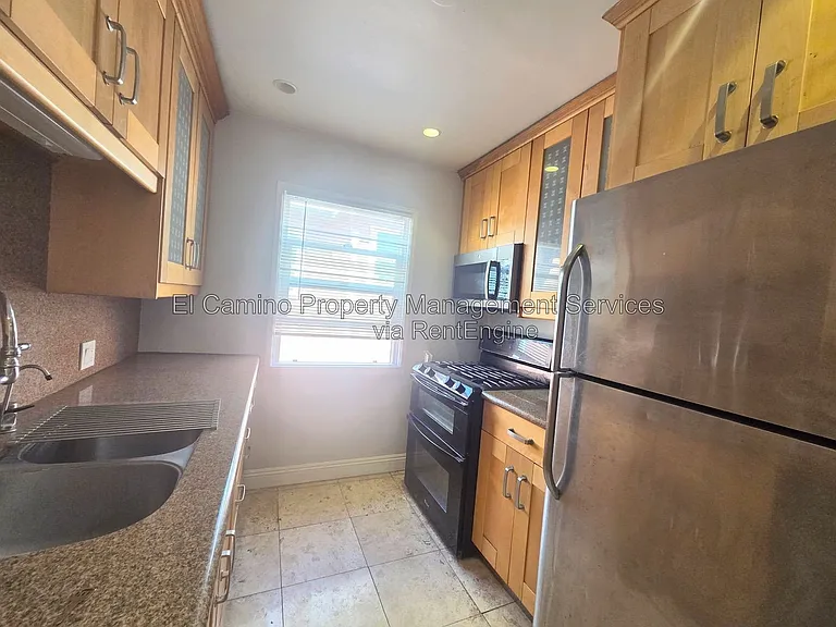 1036 E 2nd St #7 — Photo 5