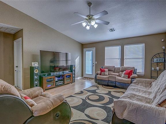 3rd image of 1004 Hyacinth Hollow Dr
