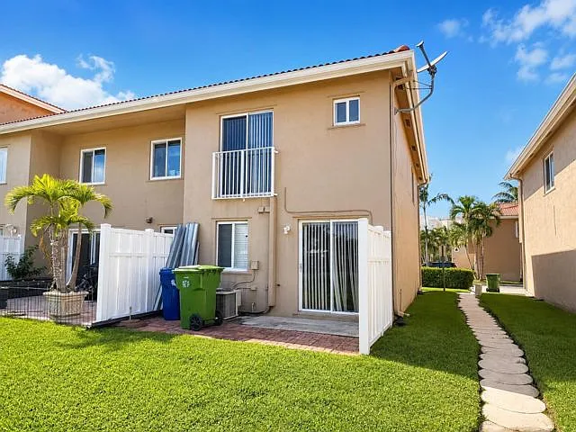 3 bed, 2.5 bath, $3,000 — Photo 3