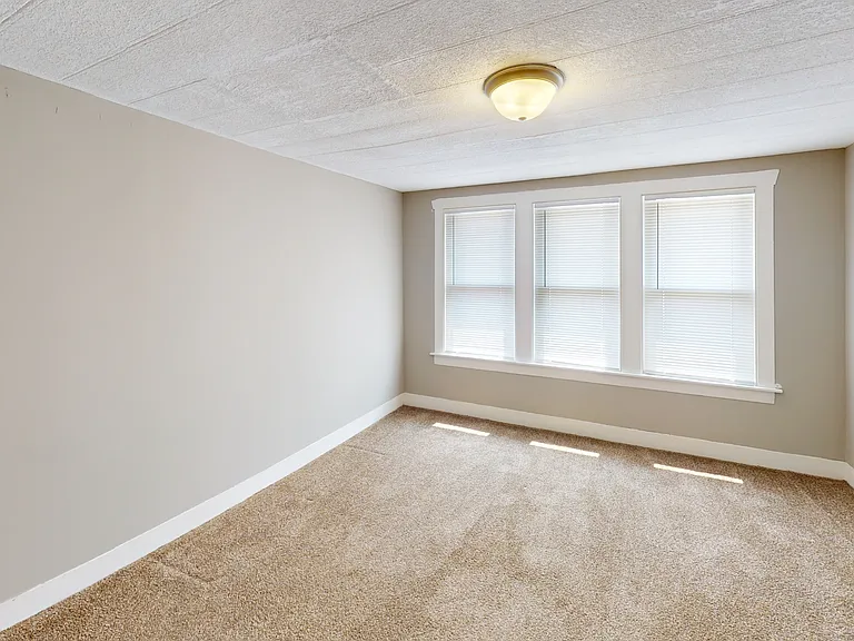 517 Squires Ave — Photo 6