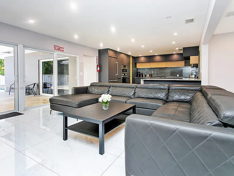 1218 Hollywood Blvd — Photo 17