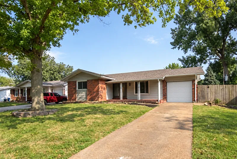 3 bed, 2.5 bath, 1660 sqft, $1,900 — Photo 1