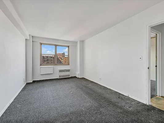 Sold by Thomas Lipovetsky, LREB | media 20