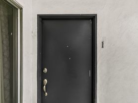 Limited Time Offer 1 Month Free Rent & Only $500 Deposit!, 1305-01