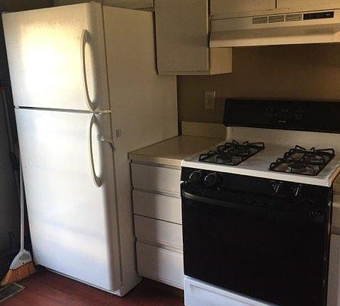 3rd image of 837 Crofton Pl