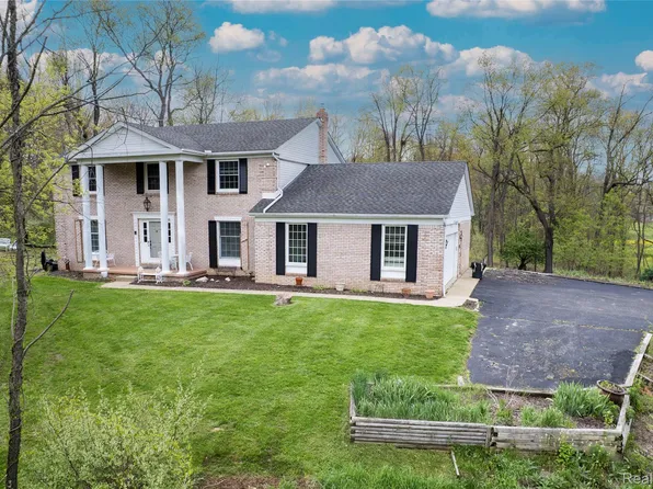 2235 Stonewall Dr, Ortonville, MI 48462