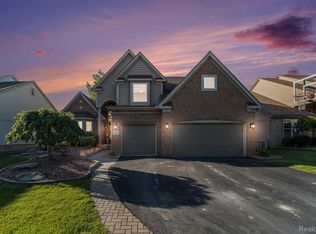 7590 Acorn Hill Ct, West Bloomfield, MI 48323