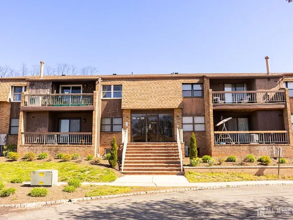 121 Sharon Ct, Woodbridge, NJ 07095