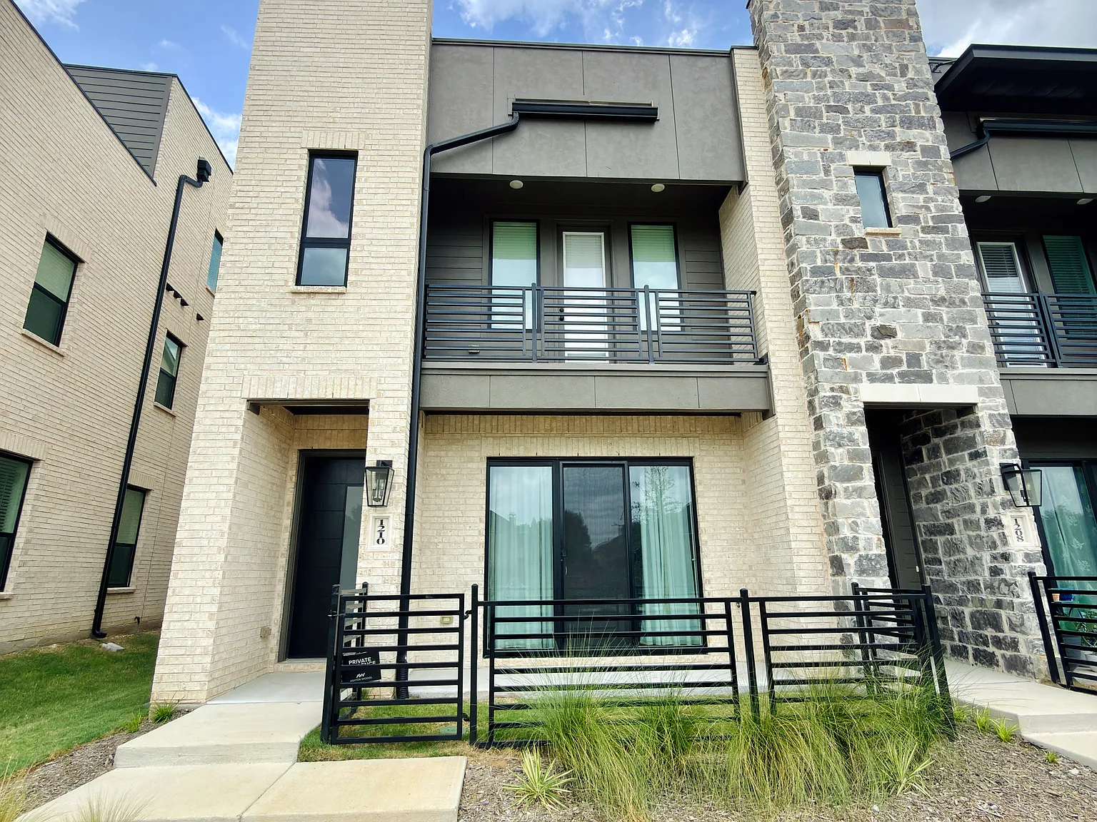 3 bed, 2057 sqft, $2,900 — Photo 2