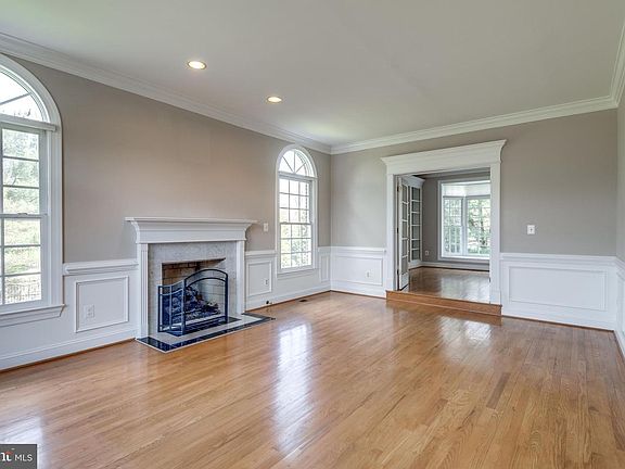 4th image of 1001 Eaton Dr
