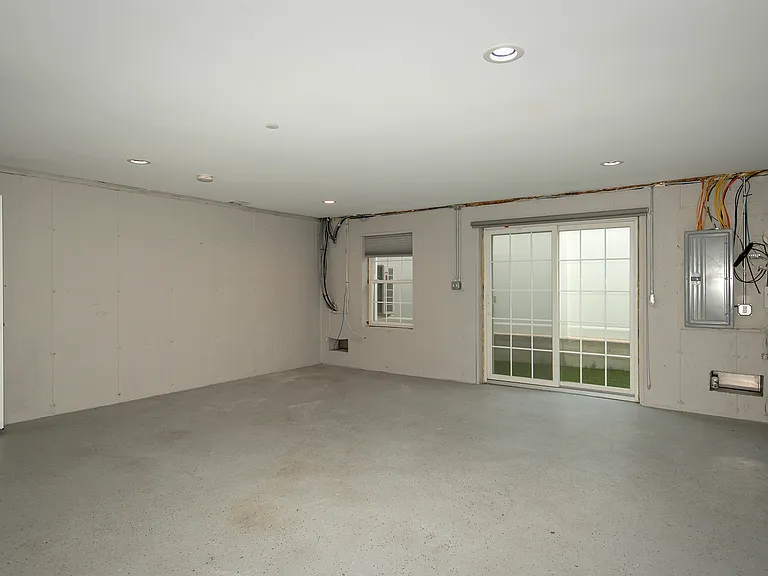 Fairfield Townhouse At Valley Stream — Photo 14