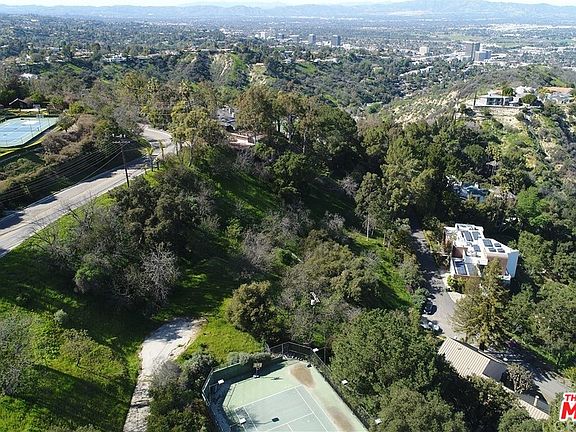 4th image of 14745 Mulholland Dr