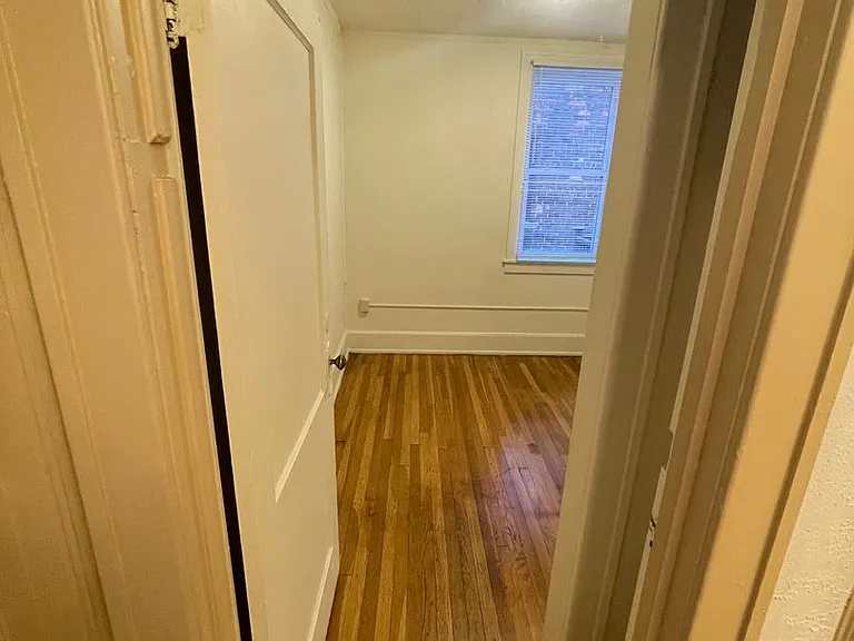 506 Kirby St E — Photo 17