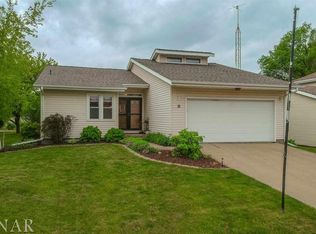 15 Sunshine Ct, Bloomington, IL 61704