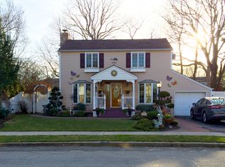 75 Crest Rd W, North Merrick, NY 11566