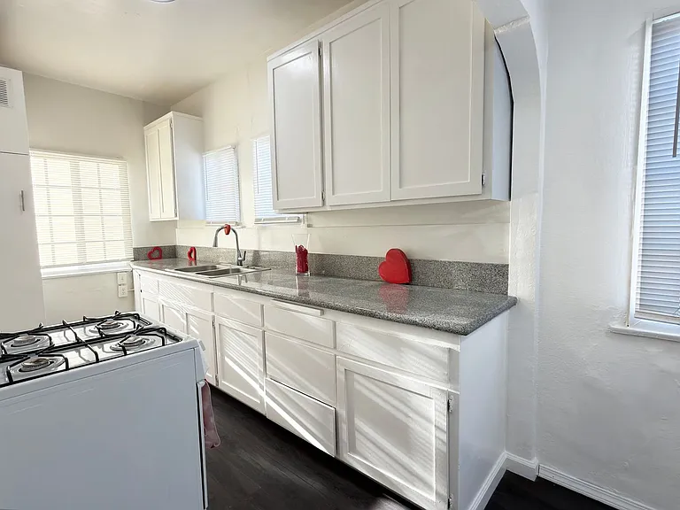 1045 Saint Louis Ave — Photo 12