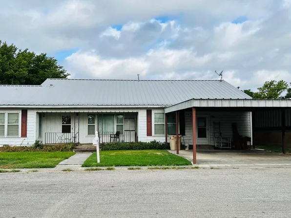 107 9th St, Comanche, TX 76442