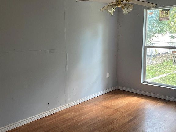 3rd image of 2104 Carolina St Unit 2