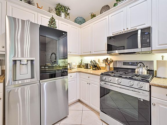 5th image of 3230 Cottonwood Bnd APT 402