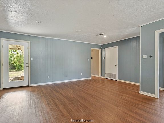 2nd image of 1411 Broadmoor Dr