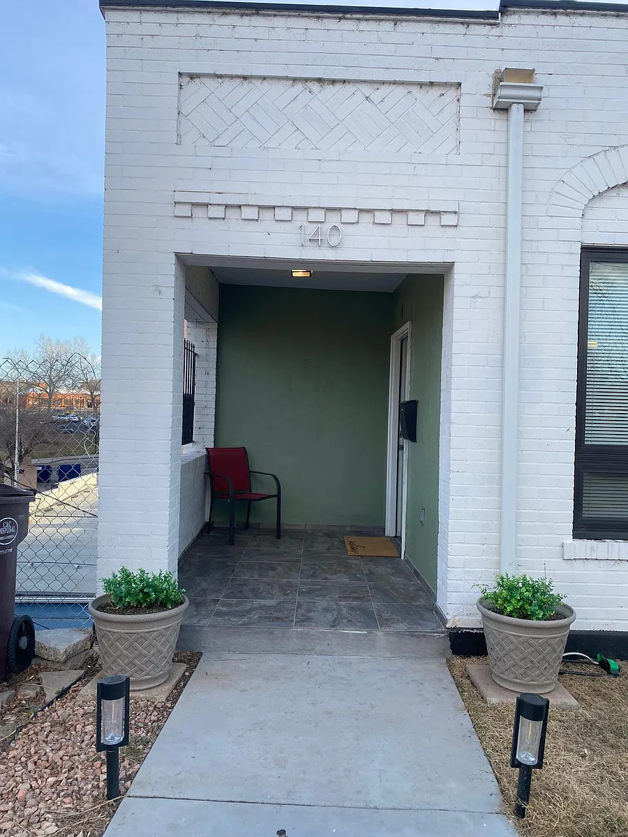 Building Photo - 140 Midway Ave #140