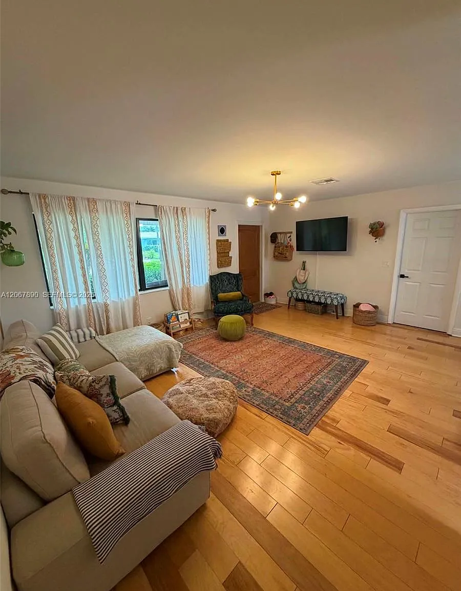 Coral Manor Fourth Add — Photo 4