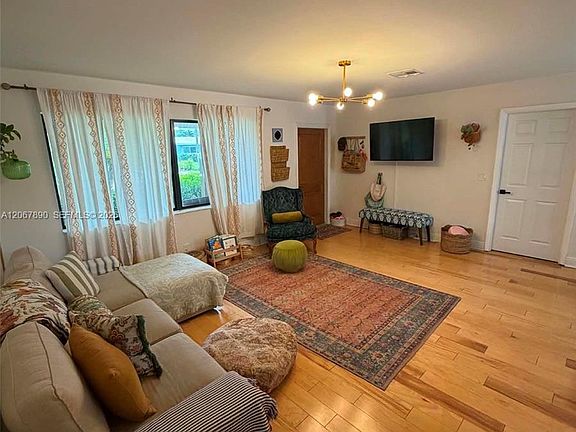 4th image of 401 SE 3rd Pl