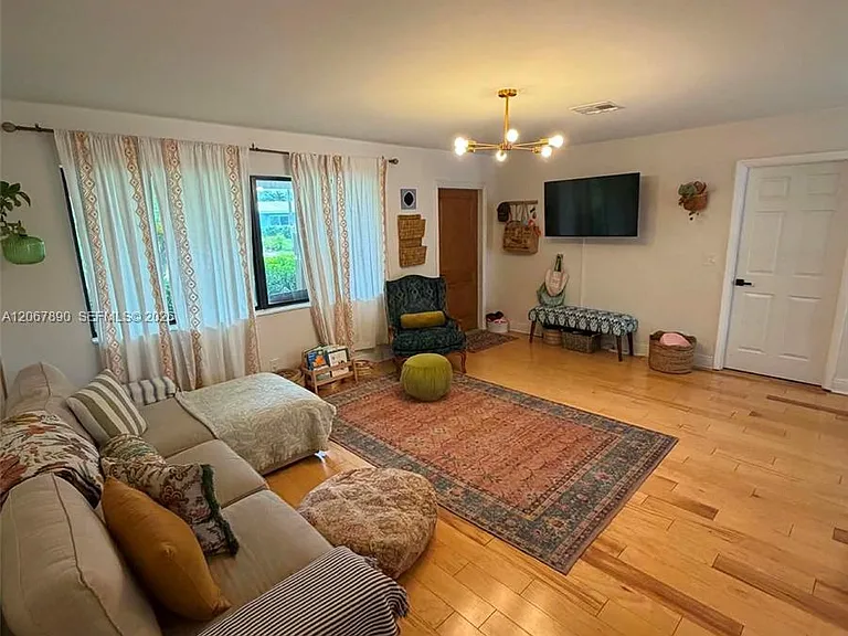 401 SE 3rd Pl — Photo 1