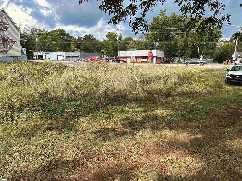 2nd image of 411 Cedar Lane Rd