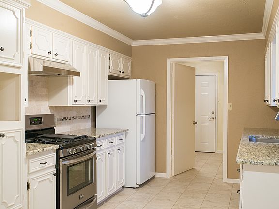 4th image of 302 Brookwood Ln