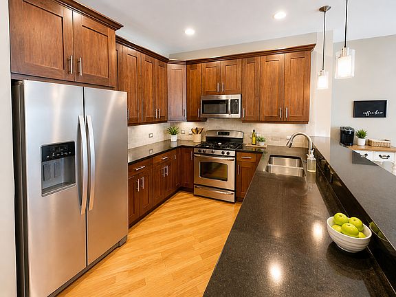 3rd image of 3154 N Kenmore Ave APT 4E