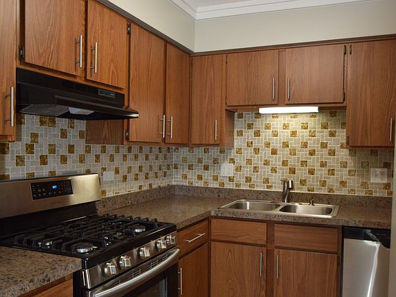 2nd image of 15 E Maple St #Mm