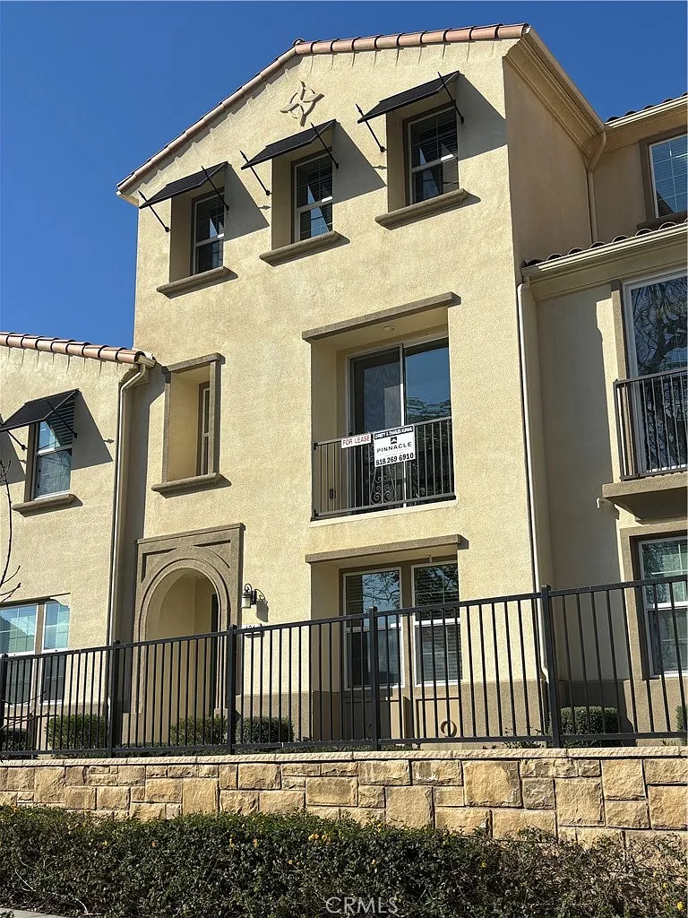 3 bed, 3.5 bath, 1961 sqft, $3,795 — Photo 4
