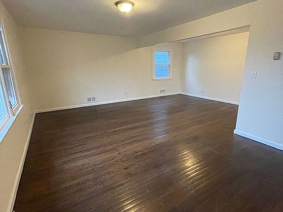 2nd image of 420-422 Fabyan Pl #1