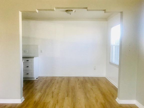 5th image of 4450 Menlo Ave