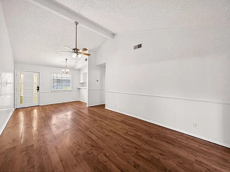 208 Bexar Dr — Photo 9