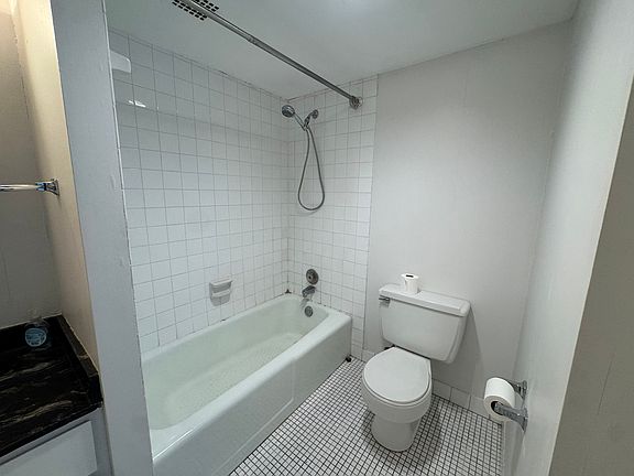 4th image of 2059 Huntington Ave APT 702