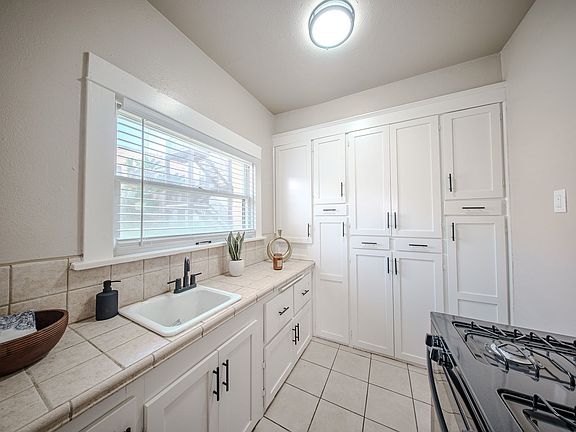4th image of 57 Linden Ave #12