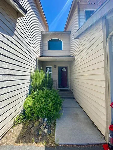 2202 NE Holliday Ave #3 Photo 1