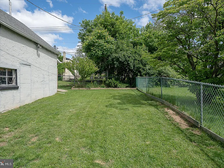 586 Summit St — Photo 45