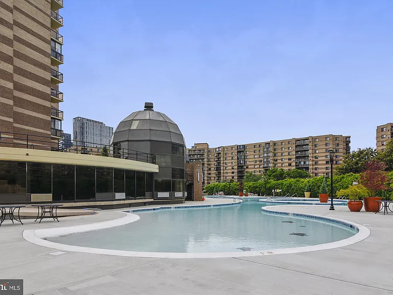 8370 Greensboro Dr #422 — Photo 37