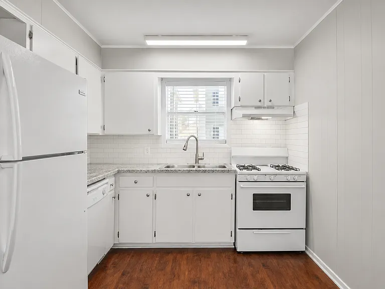Broadmoor Apartments — Photo 12