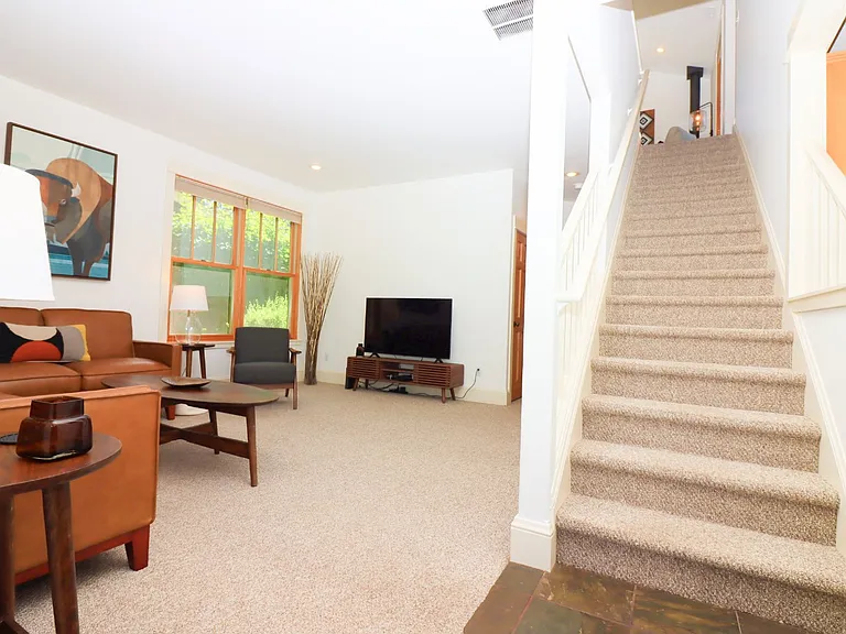 577 W Jefferson Ave — Photo 2